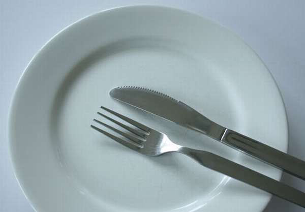 Пустая тарелка, вилка и нож