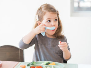 Ребёнок ест с ложки дозу препарата