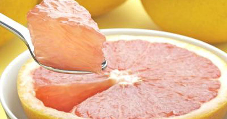 Грейпфрут десерт с ложкой