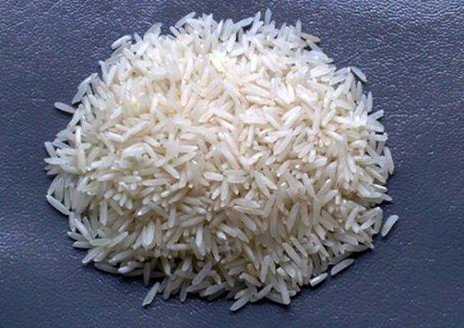 Свежий шлифованный рис