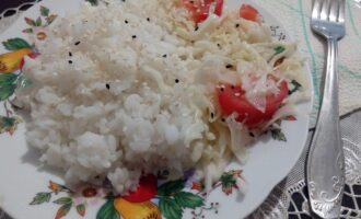 Шаг 5: Выложите на тарелку рис и овощи. Можно украсить кунжутом. Приятного аппетита.