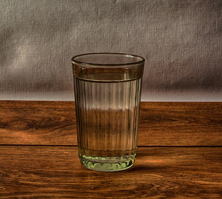 Вот таких стаканов с водой нужно выпивать не менее 12 штук в день. 