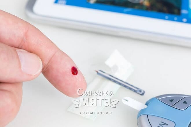 Капелька крови на пальце во время сдачи анализа, фото