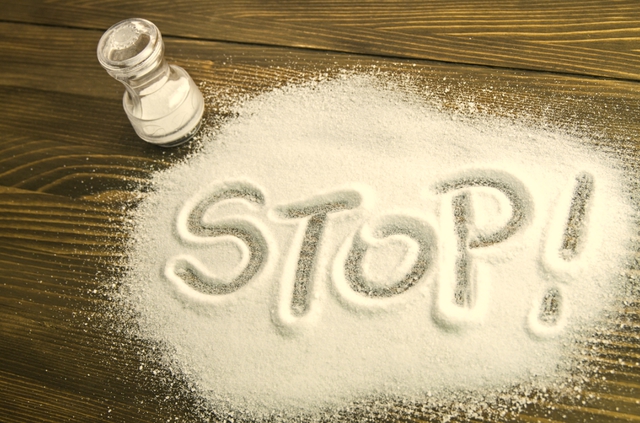 Суточная норма соли не должна превышать 10-12 г., включая соль, содержащуюся в потребляемой пище
